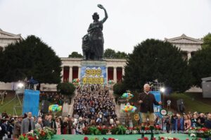 Platzkonzert der Wiesnwirte unter der Bavaria (©Foto: Martin Schmitz)