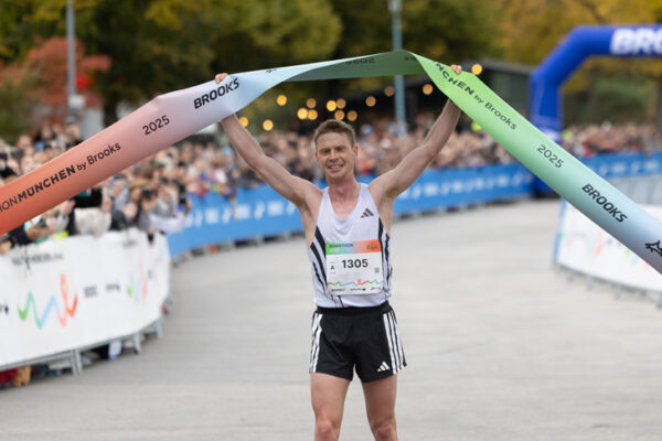 Sieger Gabriel Lautenschlager im Ziel beim Marathon München by Brooks am 12.10.2025 ©Foto: nw@wilhelmi-fotograf.de