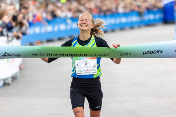 Nina Voelckel (Laufteam Kassel) ist die schnellste Frau beim MARATHON MÜNCHEN im Ziel beim Marathon München by Brooks am 12.10.2025 ©Foto: nw@wilhelmi-fotograf.de