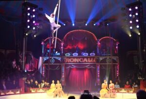 Justin Philadelphia - Fliegender Mast - "ARTistART" Circus Roncalli Premiere 24.10.2025 (©Foto: Ingrid Grossmann)