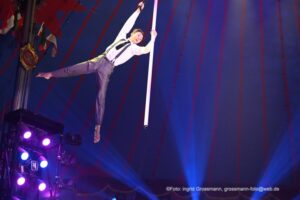 Justin Philadelphia - Fliegender Mast - "ARTistART" Circus Roncalli Premiere 24.10.2025 (©Foto: Ingrid Grossmann)