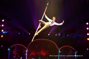Justin Philadelphia - Fliegender Mast - "ARTistART" Circus Roncalli Premiere 24.10.2025 (©Foto: Ingrid Grossmann)
