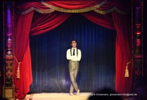 Justin Philadelphia - Fliegender Mast - "ARTistART" Circus Roncalli Premiere 24.10.2025 (©Foto: Ingrid Grossmann)