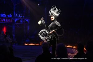 Justin Philadelphia - Fliegender Mast - "ARTistART" Circus Roncalli Premiere 24.10.2025 (©Foto: Ingrid Grossmann)