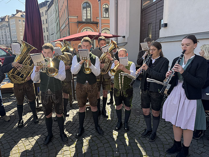 Die „Hohenwarter Musibuam“ spielen beim Anstich auf dem Viktualienmarkt am 01.04.2026 (©Foto: Martin Schmitz)