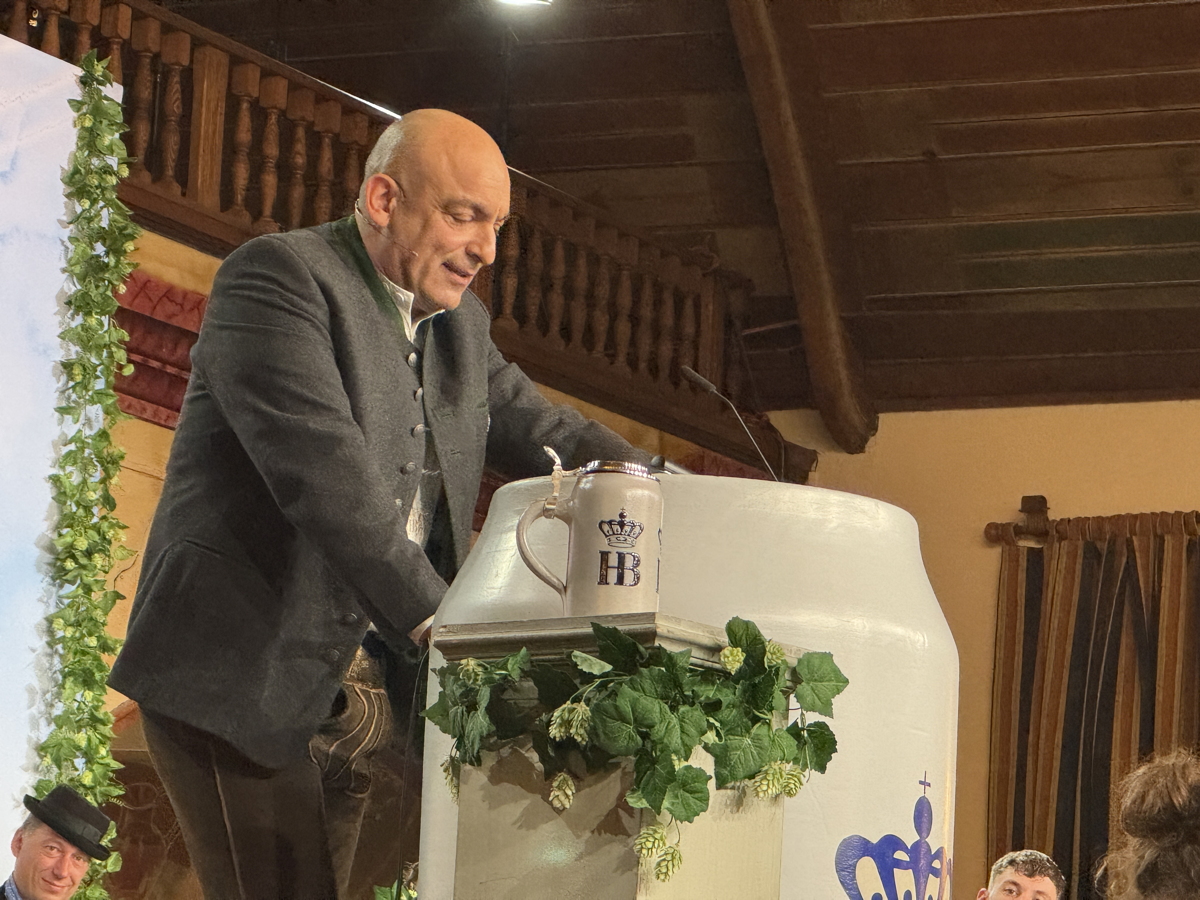 Django Asül ist Fastenprediger beim Maibock Anstich im Hofbräuhaus (©Foto. Martin Schmitz)