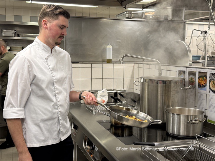 Küchenchef Kilian Wagner in seiner neuen Küche (©Foto: Martin Schmitz)