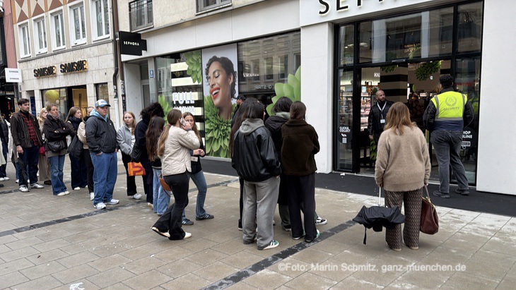 Schlangen vor der Tür: Sephora-Flagship Store Eröffnung München Sendlingerstr (©Foto: Martin Schmitz)