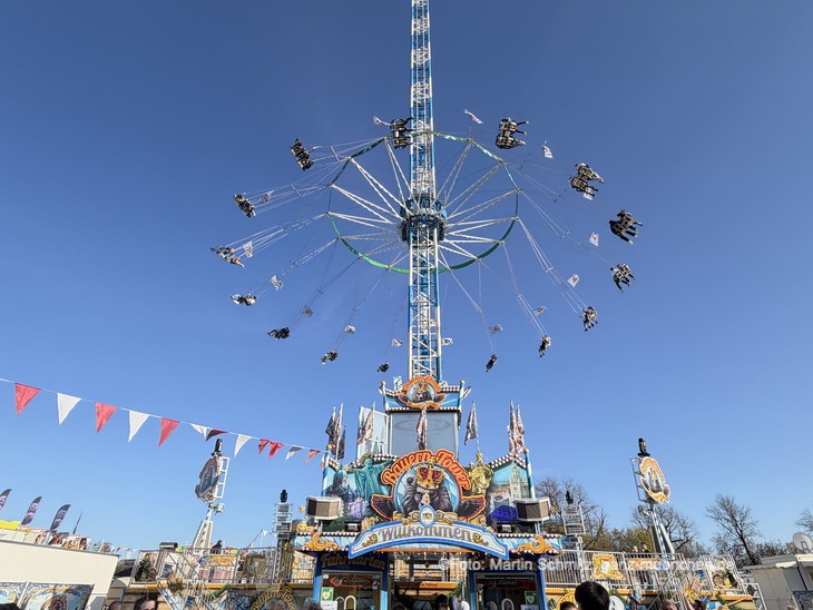 Bayern Tower (Kaiser) auf dem Nürnberger Frühlings Volksfest 2026 (©Foto: Martin Schmitz)