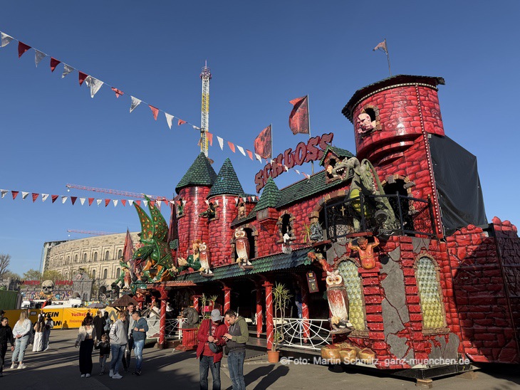 Geister Schloss auf dem Nürnberger Frühlings Volksfest 2026 (©Foto: Martin Schmitz)