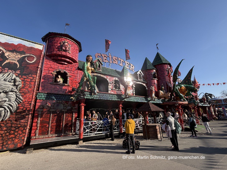 Geister Schloss auf dem Nürnberger Frühlings Volksfest 2026 (©Foto: Martin Schmitz)