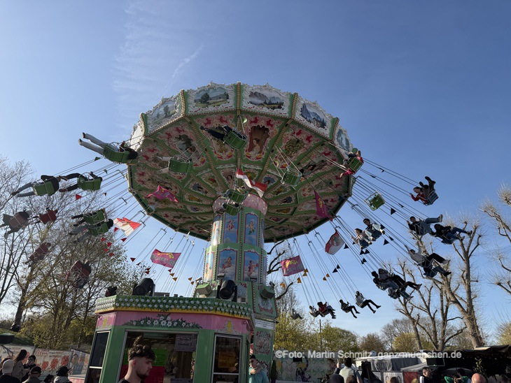 Wellenflieger auf dem Nürnberger Frühlings Volksfest 2026 (©Foto: Martin Schmitz)