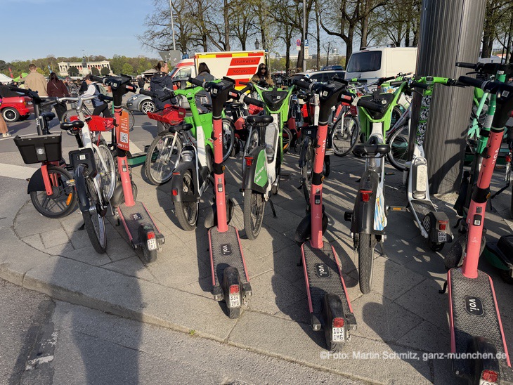 E-Scooter vor dem BRK Riesenflohmarkt 2026 (@Foto: Martin Schmitz)