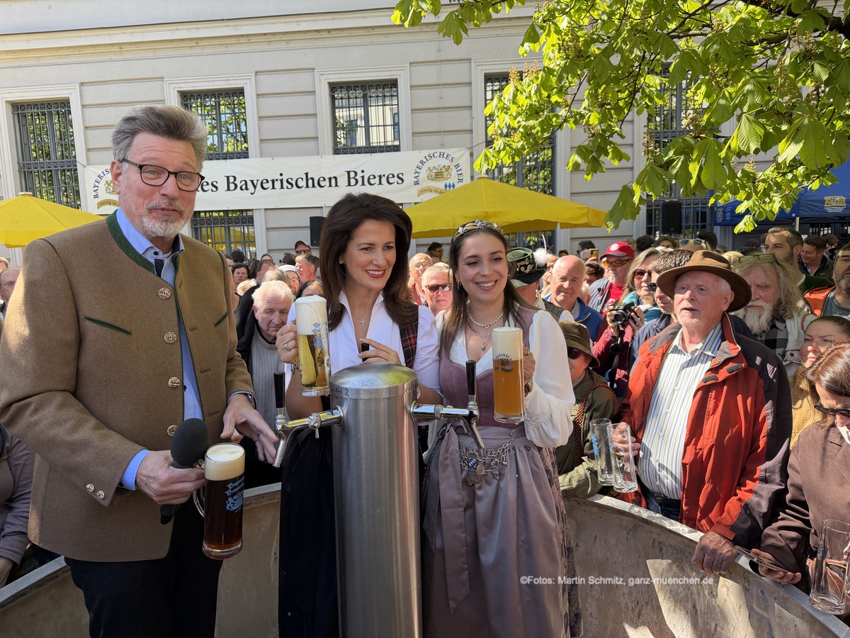 Tag des Bayerischen Bieres 2026: Georg Schneider, Präsident des Bayerischen Brauerbundes, Landwirtschaftsministerin Michaela Kaniber, und die Bayerischen Bierkönigin Anna Winkler am Freibierbrunnen (©Foto: Martin Schmitz)