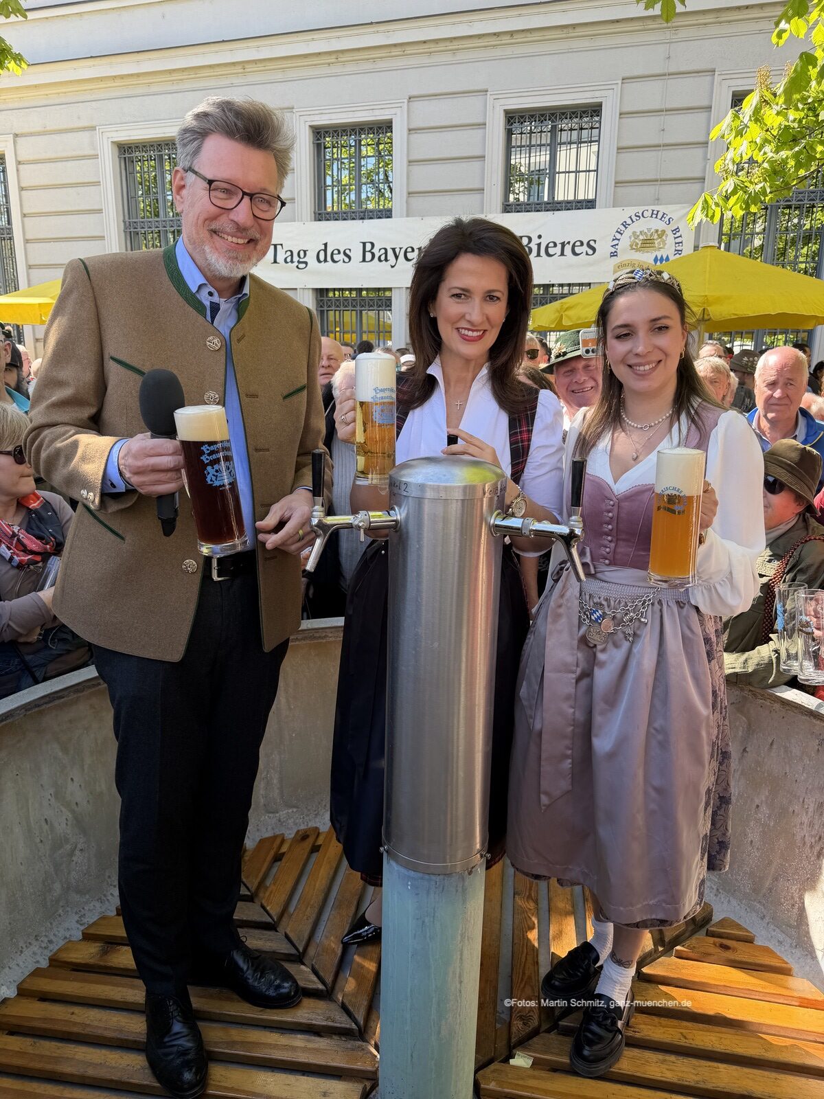 Tag des Bayerischen Bieres 2026: Georg Schneider, Präsident des Bayerischen Brauerbundes, Landwirtschaftsministerin Michaela Kaniber, und die Bayerischen Bierkönigin Anna Winkler am Freibierbrunnen (©Foto: Martin Schmitz)