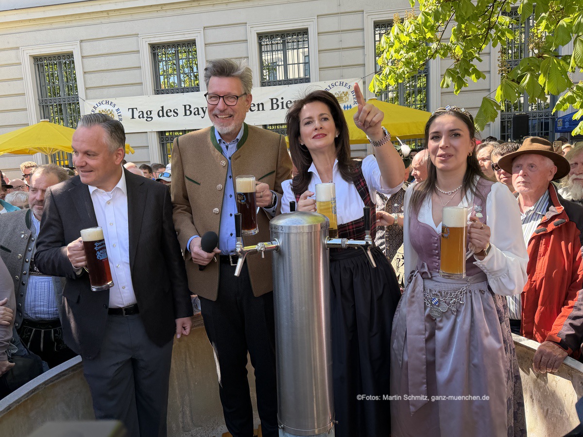 Tag des Bayerischen Bieres 2026: Christian Scharpf, Wirtschaftsreferent, Georg Schneider, Präsident des Bayerischen Brauerbundes, Landwirtschaftsministerin Michaela Kaniber, und die Bayerischen Bierkönigin Anna Winkler am Freibierbrunnen (©Foto: Martin Schmitz)
