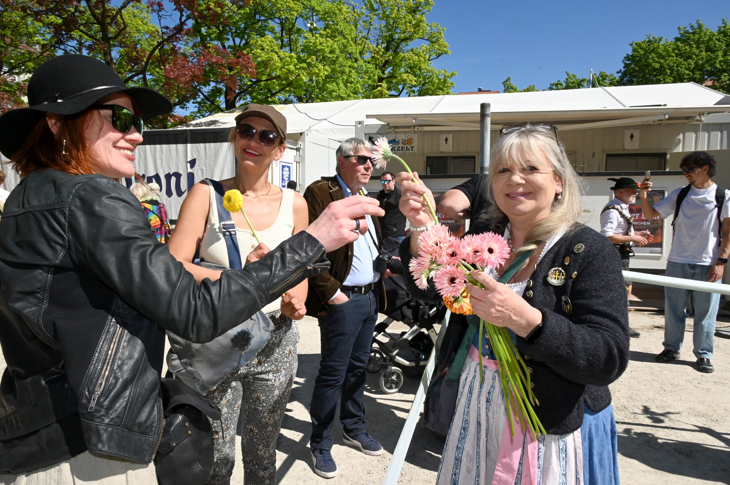 Blukenverteilugn zum Auftakt: Maidult 2026 hat begonnen (©Foto: Ingrid Grossmann)