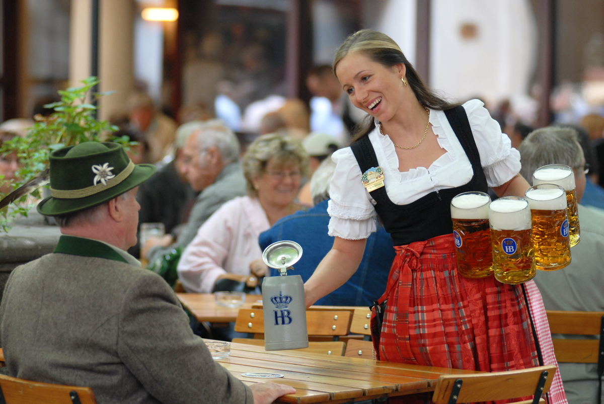 Bedienung im Wirtsgarten -Hofbräuhaus München führt bundesweites Biergarten-Ranking 2026 an (©Foto: Hofbräuhaus)