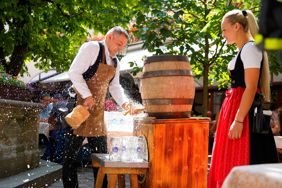 Anzapfen im Wirtsgarten -Hofbräuhaus München führt bundesweites Biergarten-Ranking 2026 an (©Foto: Hofbräuhaus)