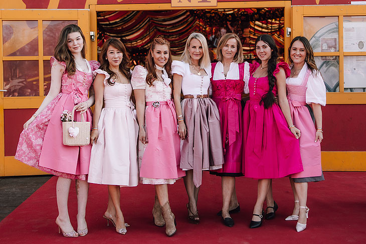 „Schatzi Dirndl goes Frühlingsfest" im Hippodrom am 17.04.2026 / Foto: Alina Netter/UNUN Photography