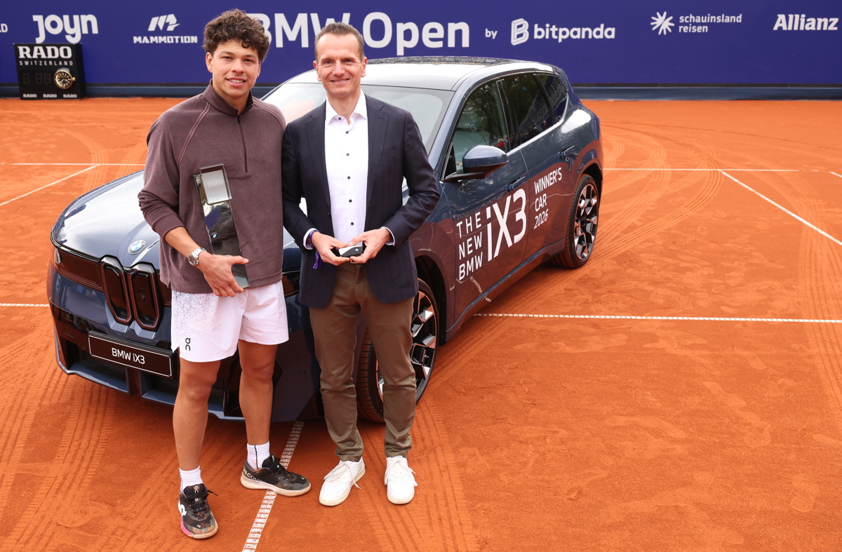 BMW Open by Bitpanda 2026. Ben Shelton, Tim Beltermann (Leiter BMW Deutschland) ©Foto: Alexander Hassenstein/Getty Images für BMW)