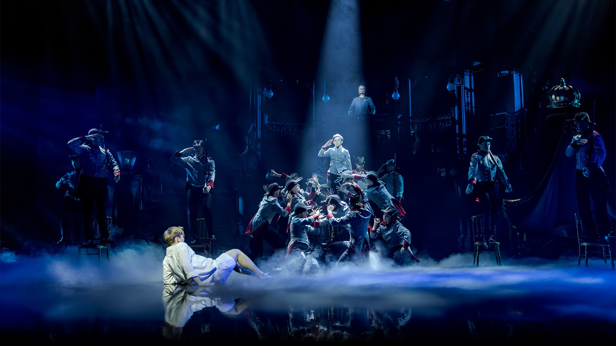 Rudolf muss sich seinen Albträumen stellen: Odeo Kuipers (vorne) und Ballett - „Rudolf - Der letzte Kuss“ im Festspielhaus Neuschwanstein (©Foto: Michael Böhmländer)
