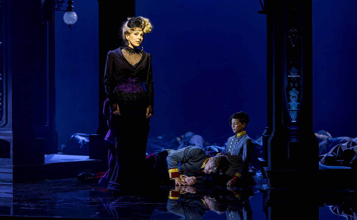 Barbara Obermeier als Gräfin Larisch in „Rudolf - Der letzte Kuss“ im Festspielhaus Neuschwanstein (©Foto: Michael Böhmländer)