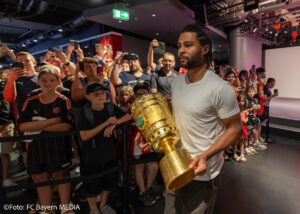 Das erste doppelte Double: Präsentation der Trophäen im Museum (©Foto: FC Bayern Media)