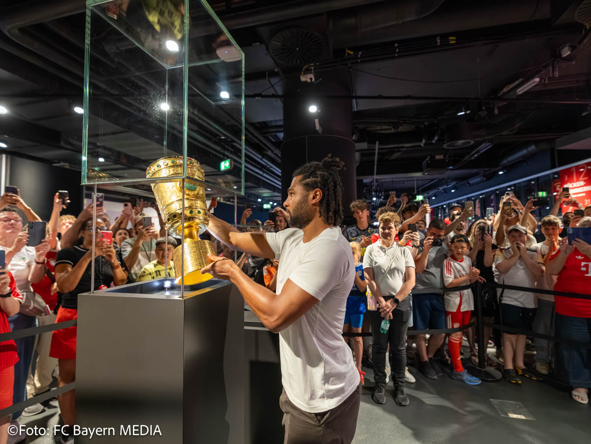 Das erste doppelte Double: Präsentation der Trophäen im Museum (©Foto: FC Bayern Media)
