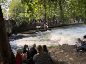 Eisbachwelle ist wieder zurück (©Foto: Martin Schmitz)