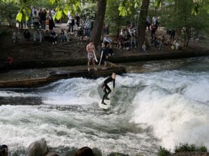 Eisbachwelle ist wieder zurück (©Foto: Martin Schmitz)