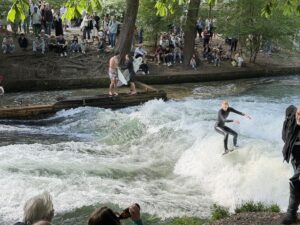 Eisbachwelle ist wieder zurück (©Foto: Martin Schmitz)