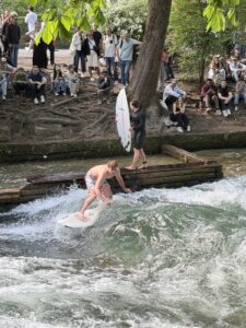 Eisbachwelle ist wieder zurück (©Foto: Martin Schmitz)