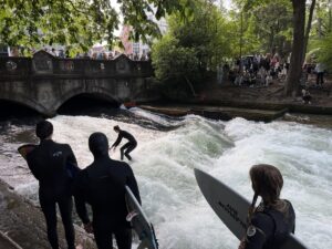 Eisbachwelle ist wieder zurück (©Foto: Martin Schmitz)