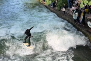 Eisbachwelle ist wieder zurück (©Foto: Martin Schmitz)