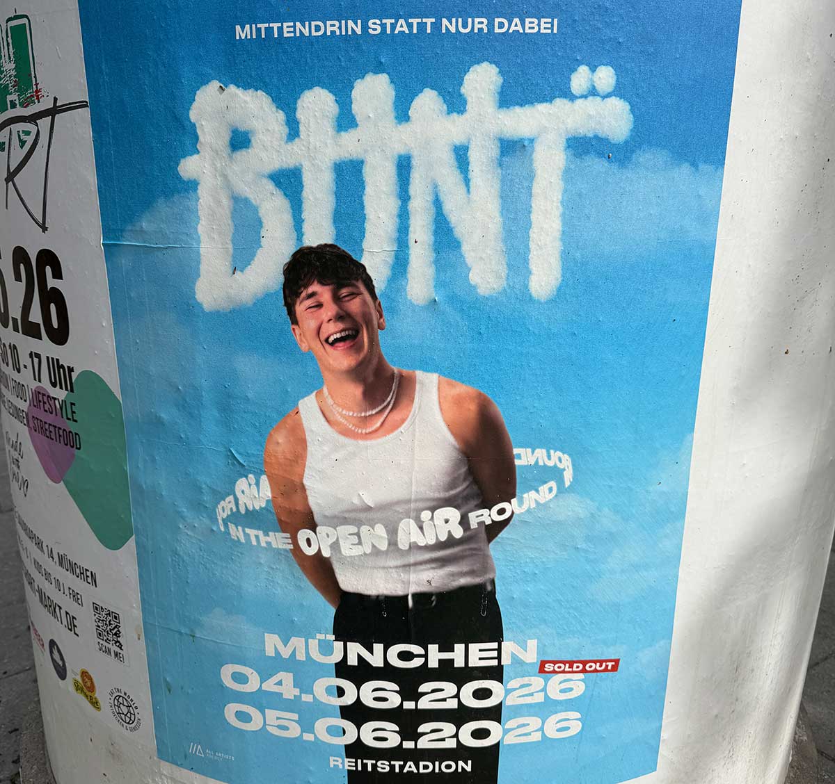 Gesehen in München: Das Tourplakat von BUNT. kündigt zwei ausverkaufte Open-Air-Konzerte im Reitstadion Riem an – am 4. und 5. Juni 2026. © Foto: Martin Schmitz