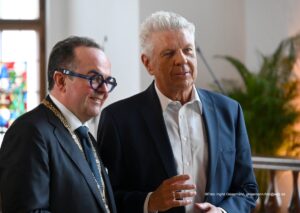 Clemens Baumgärtner, Dietmar Reiter bei der Amtsübergabe im Alten Rathaus (Foto: Ingrid Grossmann)