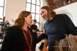 3. Bürgermeisterin Verena Dietl, Stadtrat Roland Hefter (SPD) bei der Amtsübergabe im Alten Rathaus (Foto: Ingrid Grossmann)