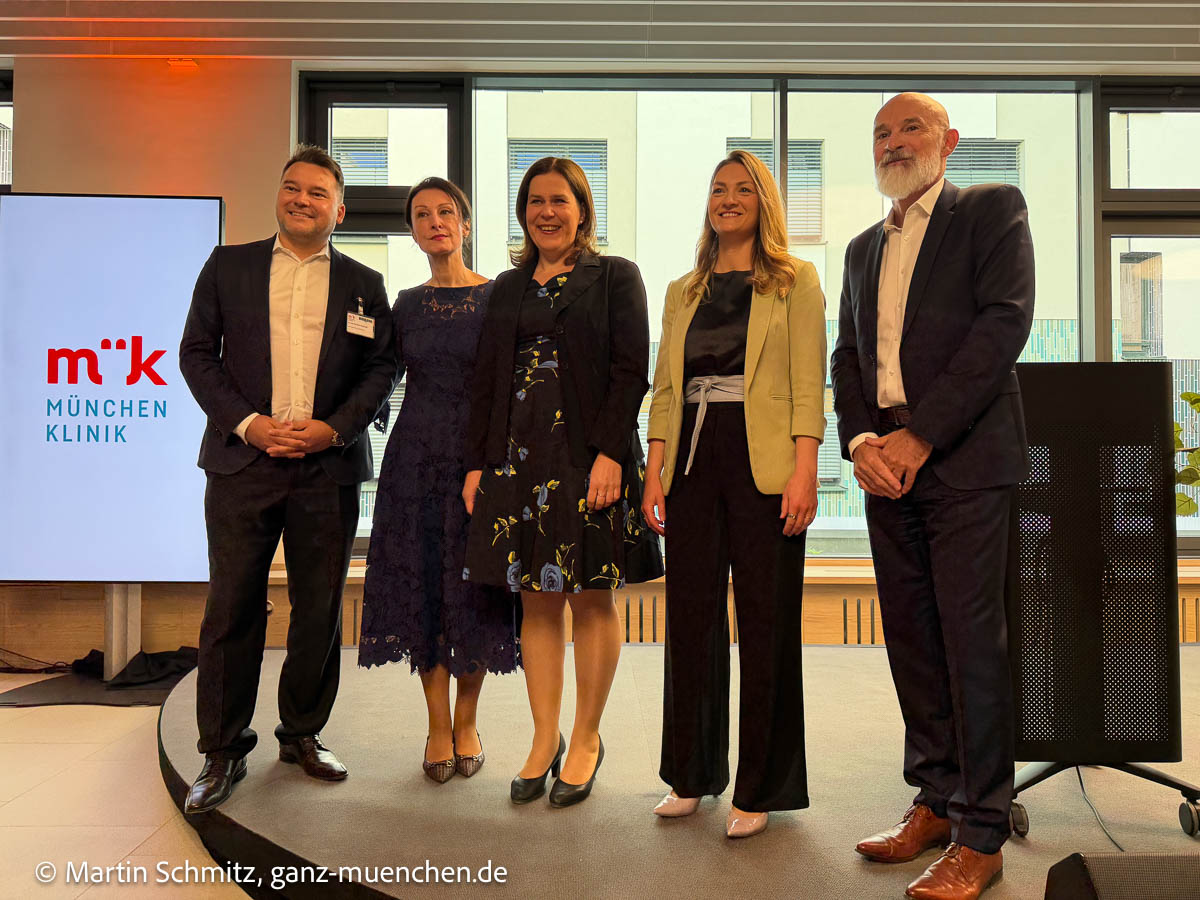 Dr. Tim Guderjahn (Kaufmännischer Geschäftsführer, MüK), Bürgermeisterin Verena Dietl, Bayerns Gesundheitsministerin Judith Gerlach. , Dr. Götz Brodermann (Vorsitz der Geschäftsführung in der München Klinik): Einweihung des Neubaus der München Klinik (MüK) Harlaching (©Foto: Martin Schmitz)