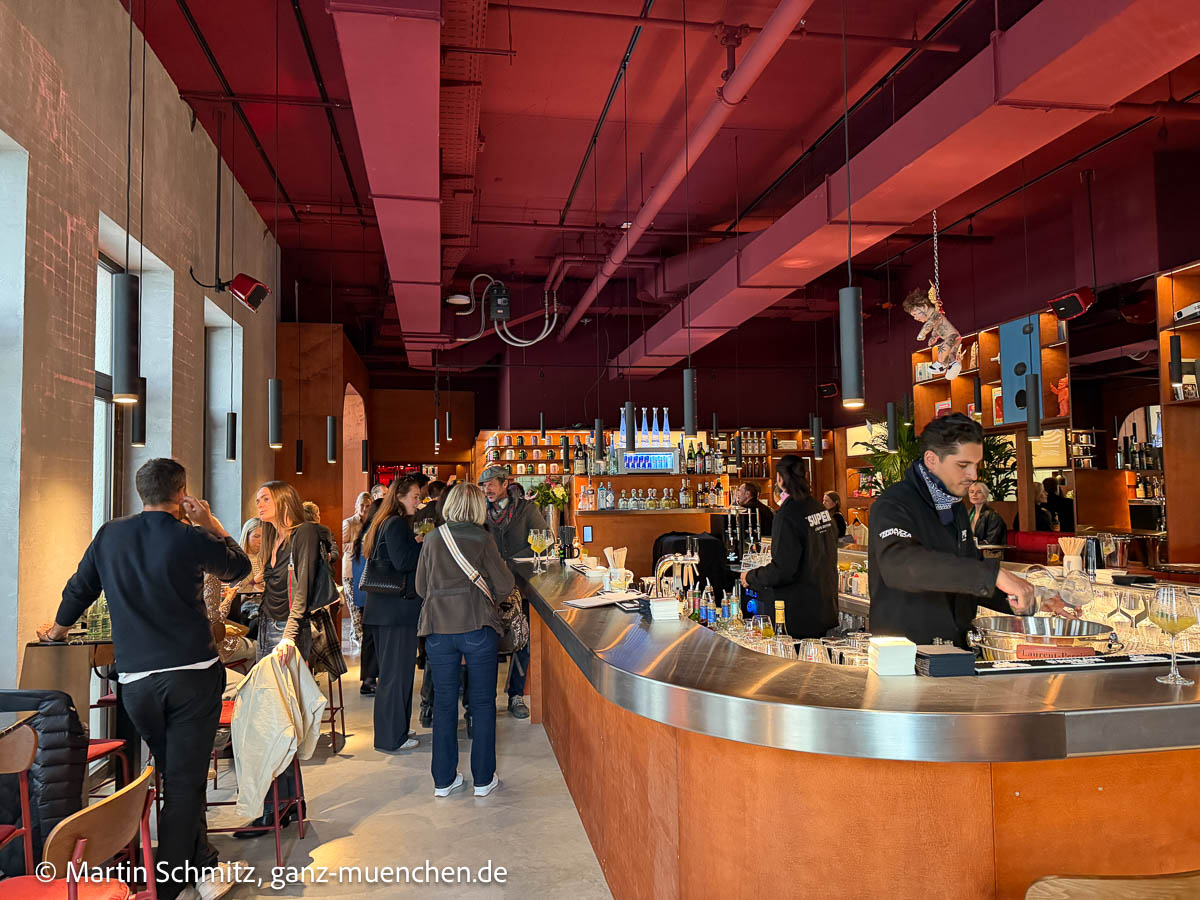 An der Herzog-Max-Straße 4, im ehemaligen Gebäude von Karstadt Sports, hat am 15. Mai 2026 das „SUPER*“ eröffnet und bereichert die Münchner Innenstadt um ein multidimensionales Hospitality-Konzept (©Foto: Martin Schmitz)