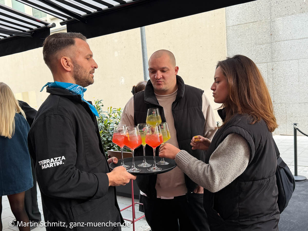 An der Herzog-Max-Straße 4, im ehemaligen Gebäude von Karstadt Sports, hat am 15. Mai 2026 das „SUPER*“ eröffnet und bereichert die Münchner Innenstadt um ein multidimensionales Hospitality-Konzept (©Foto: Martin Schmitz)