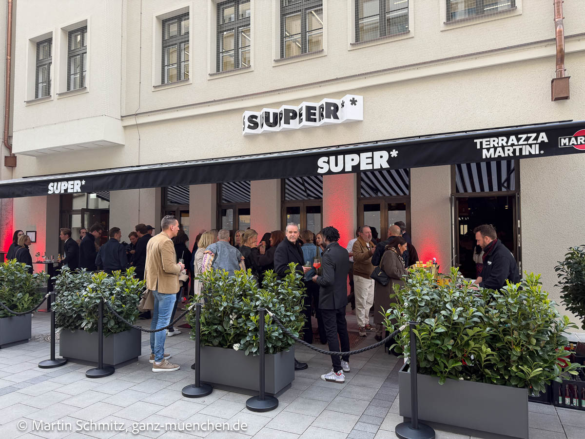 An der Herzog-Max-Straße 4, im ehemaligen Gebäude von Karstadt Sports, hat am 15. Mai 2026 das „SUPER*“ eröffnet und bereichert die Münchner Innenstadt um ein multidimensionales Hospitality-Konzept (©Foto: Martin Schmitz)