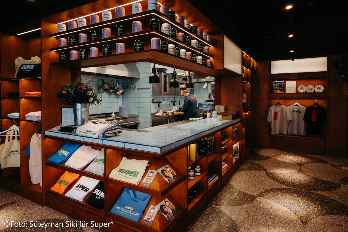 SUPER* eröffnet in München: Neues Hospitality-Konzept verbindet Neo-Brasserie, Listening Bar, Kunst und Concept Store (©Foto: Süleyman Siki)