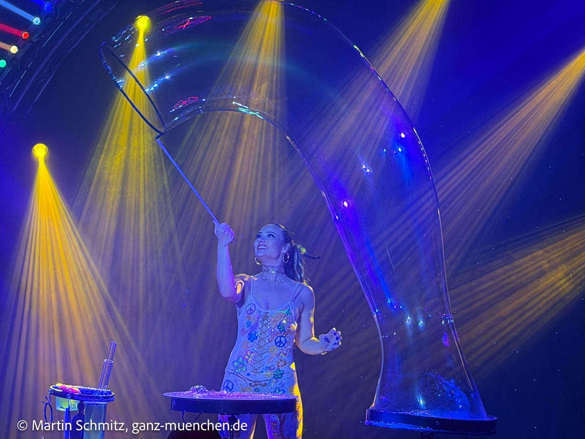 Chantal mit Luftblasen beim Cirque du Fleur im Münchner Werksviertel ab 21.05.2026 (©Foto: Martin Schmitz)