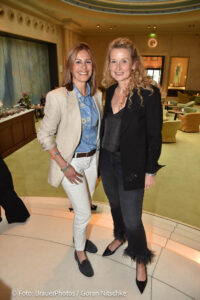 Funda Vanroy, Elfie Langefeld („Burda Verlag“) / Ingolstadt Village lud zum Screening „Der Teufel trägt Prada 2“ in die Falks’s Bar im Hotel Bayerischer Hof in München am 21.05.2026 / Foto: BrauerPhotos / G.Nitschke