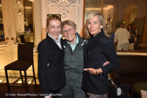 Waltraut von Mengden, Nomi Baumgartl, Sigrid Weiske / Ingolstadt Village lud zum Screening „Der Teufel trägt Prada 2“ in die Falks’s Bar im Hotel Bayerischer Hof in München am 21.05.2026 / Foto: BrauerPhotos / G.Nitschke