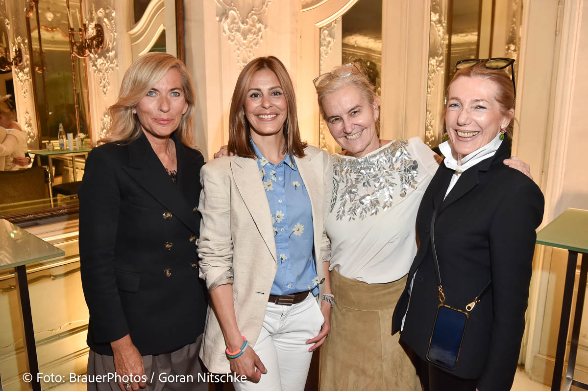 Sigrid Weiske, Funda Vanroy, Petra Fladenhofer, Waltraut von Mengden / Ingolstadt Village lud zum Screening „Der Teufel trägt Prada 2“ in die Falks’s Bar im Hotel Bayerischer Hof in München am 21.05.2026 / Foto: BrauerPhotos / G.Nitschke
