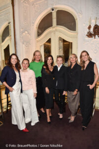 Nicole Purdy, Anja Shahinniya, Andrea Spengler-Müller, Füsun Lindner, Waltraut von Mengden, Sigrid Weiske, Nicola Kuda / Ingolstadt Village lud zum Screening „Der Teufel trägt Prada 2“ in die Falks’s Bar im Hotel Bayerischer Hof in München am 21.05.2026 / Foto: BrauerPhotos / G.Nitschke