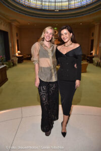 Jennifer Zimmermann („Home of Blossom“), Füsun Lindner / Ingolstadt Village lud zum Screening „Der Teufel trägt Prada 2“ in die Falks’s Bar im Hotel Bayerischer Hof in München am 21.05.2026 / Foto: BrauerPhotos / G.Nitschke