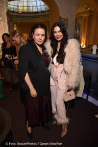 Julia Zirpel, Jeannette Graf / Ingolstadt Village lud zum Screening „Der Teufel trägt Prada 2“ in die Falks’s Bar im Hotel Bayerischer Hof in München am 21.05.2026 / Foto: BrauerPhotos / G.Nitschke